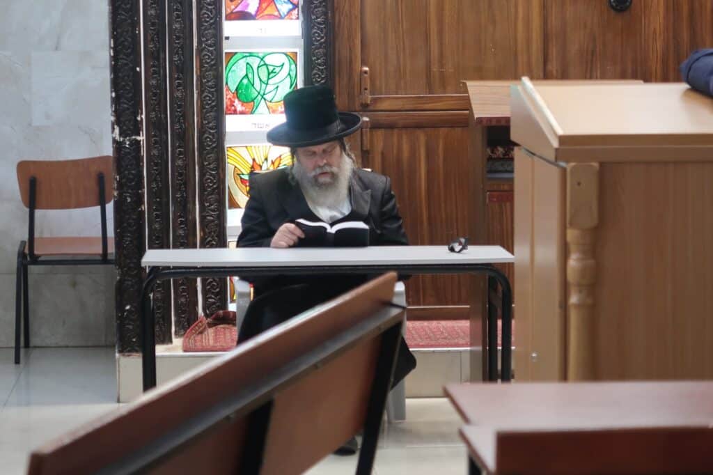 האדמו"ר מנדבורנא ביתר באמירת קינות • גלריה