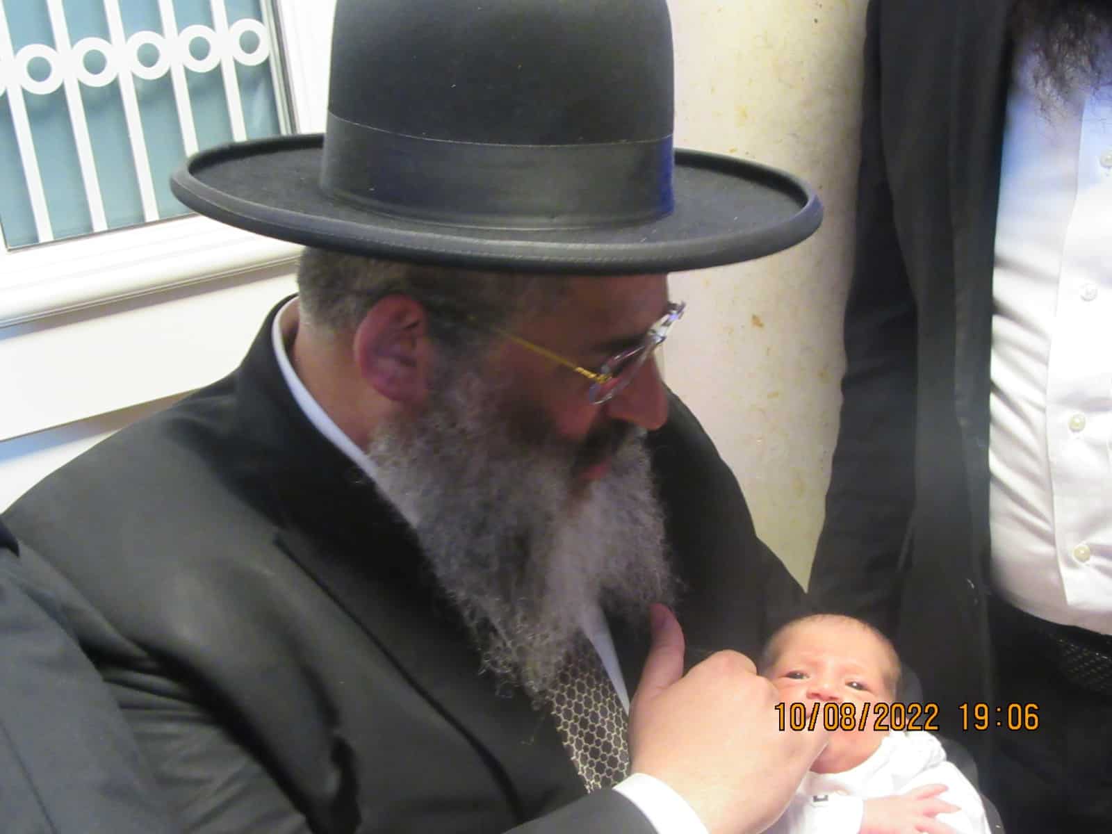 הגה"צ רבי ישראל אברג'ל בברית בקבר רבי יהודה בר אלעאי