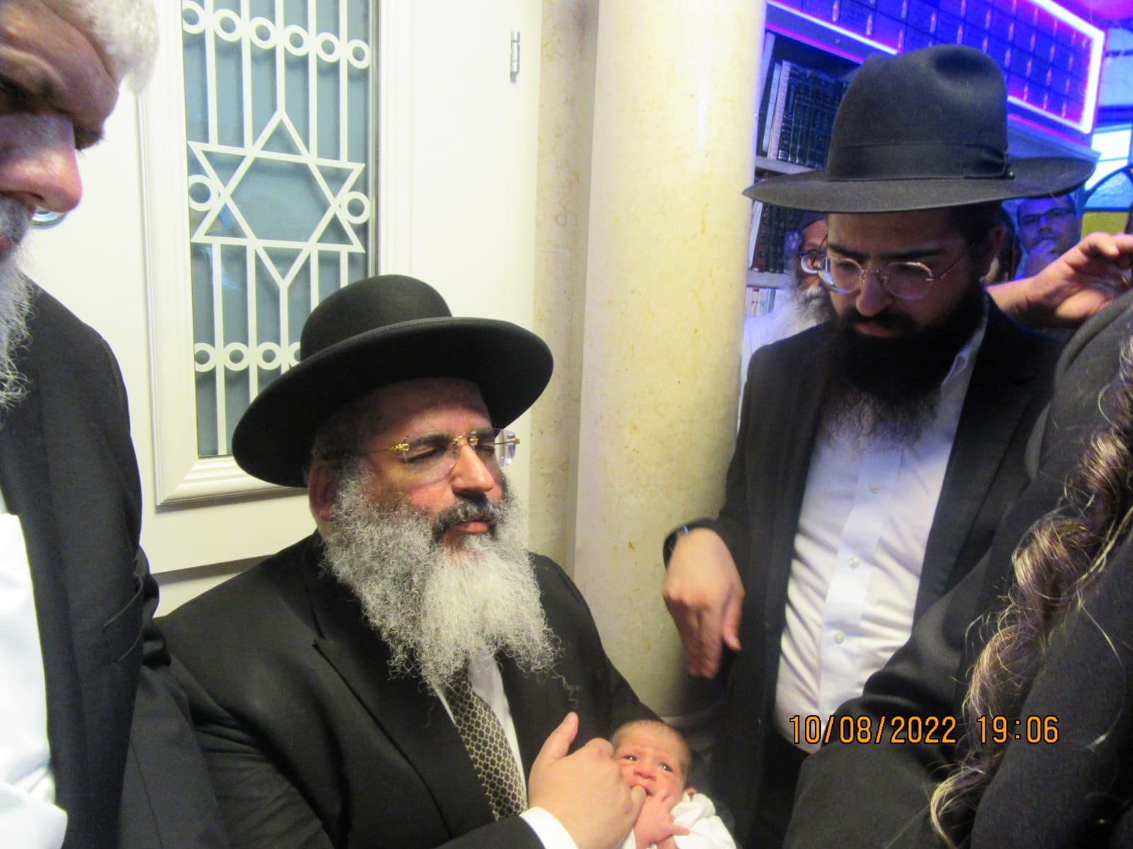 הגה"צ רבי ישראל אברג'ל בברית בקבר רבי יהודה בר אלעאי