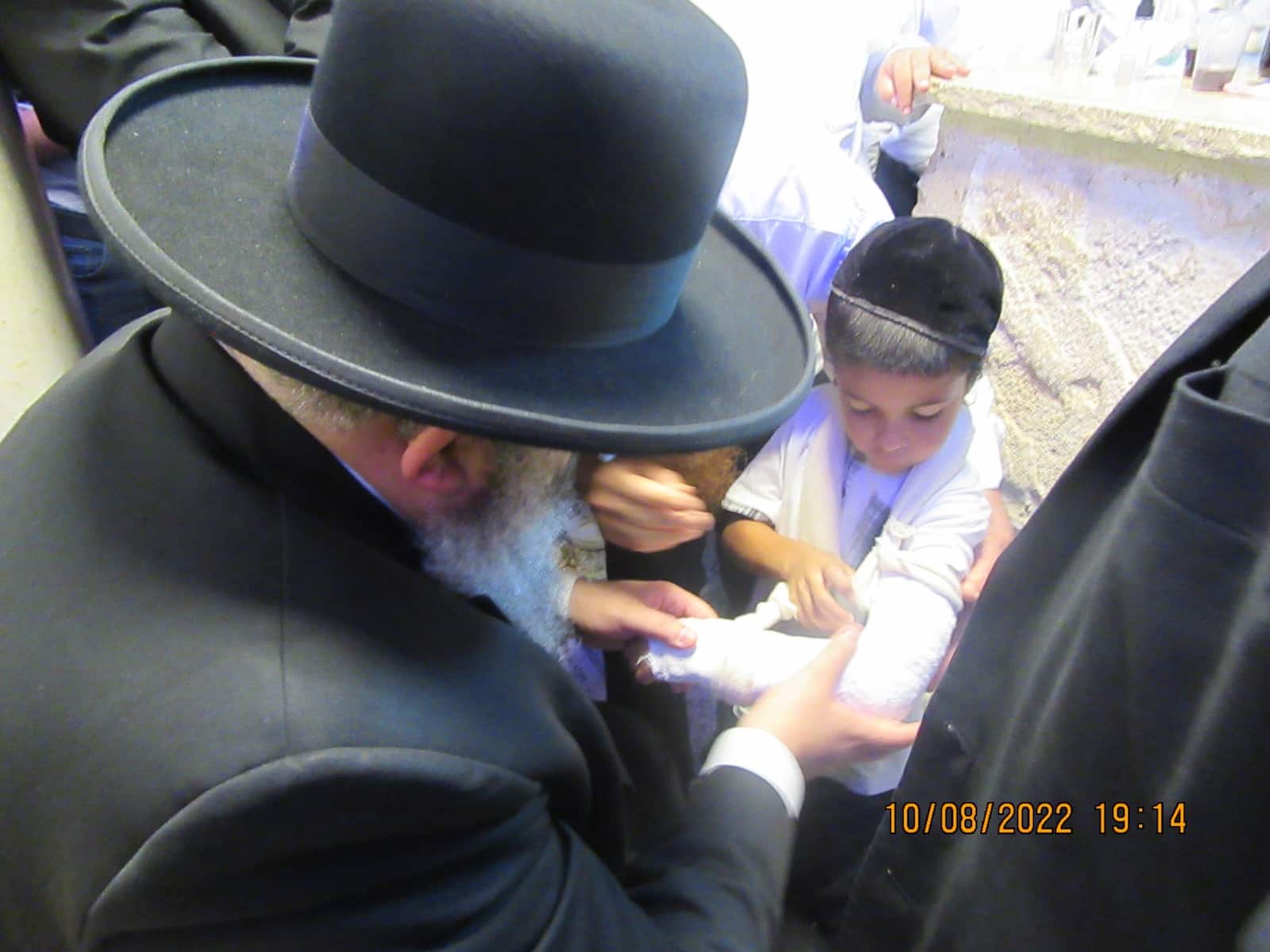 הגה"צ רבי ישראל אברג'ל בברית בקבר רבי יהודה בר אלעאי