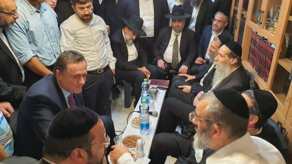 היום הראשון לניחום בבית נשיא המועצת מרן רה"י זצוק"ל