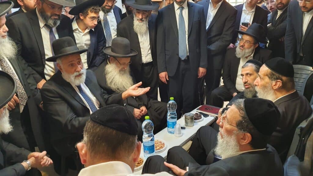 היום הראשון לניחום בבית נשיא המועצת מרן רה"י זצוק"ל