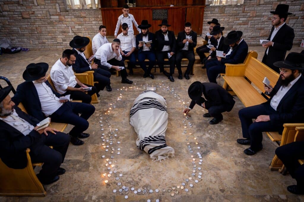 תיעוד מ'פורת יוסף': מאות בוכים ליד מיטת מרן זצוק"ל