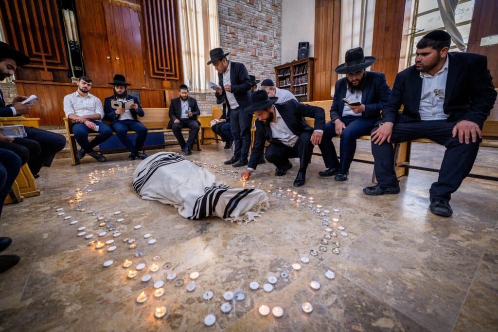 תיעוד מ'פורת יוסף': מאות בוכים ליד מיטת מרן זצוק"ל