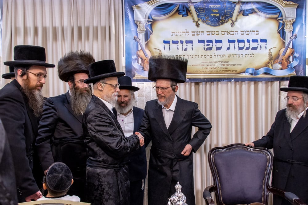 הכנסת ספר תורה לביהמ"ד הגדול ברמת ויז'ניץ • צפו: