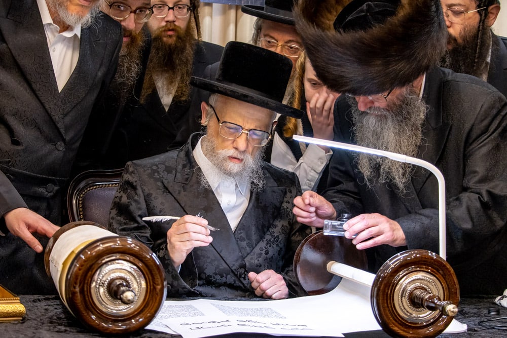 הכנסת ספר תורה לביהמ"ד הגדול ברמת ויז'ניץ • צפו: