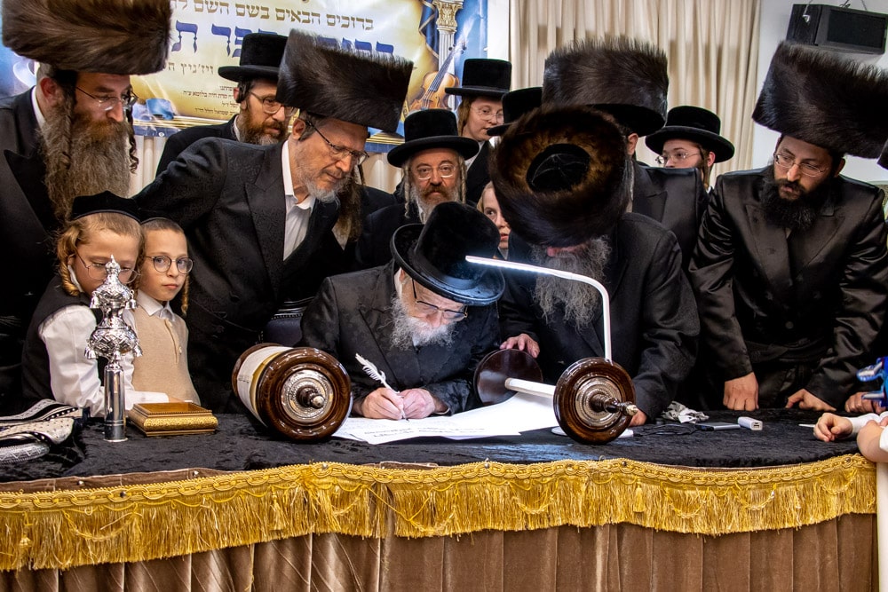 הכנסת ספר תורה לביהמ"ד הגדול ברמת ויז'ניץ • צפו: