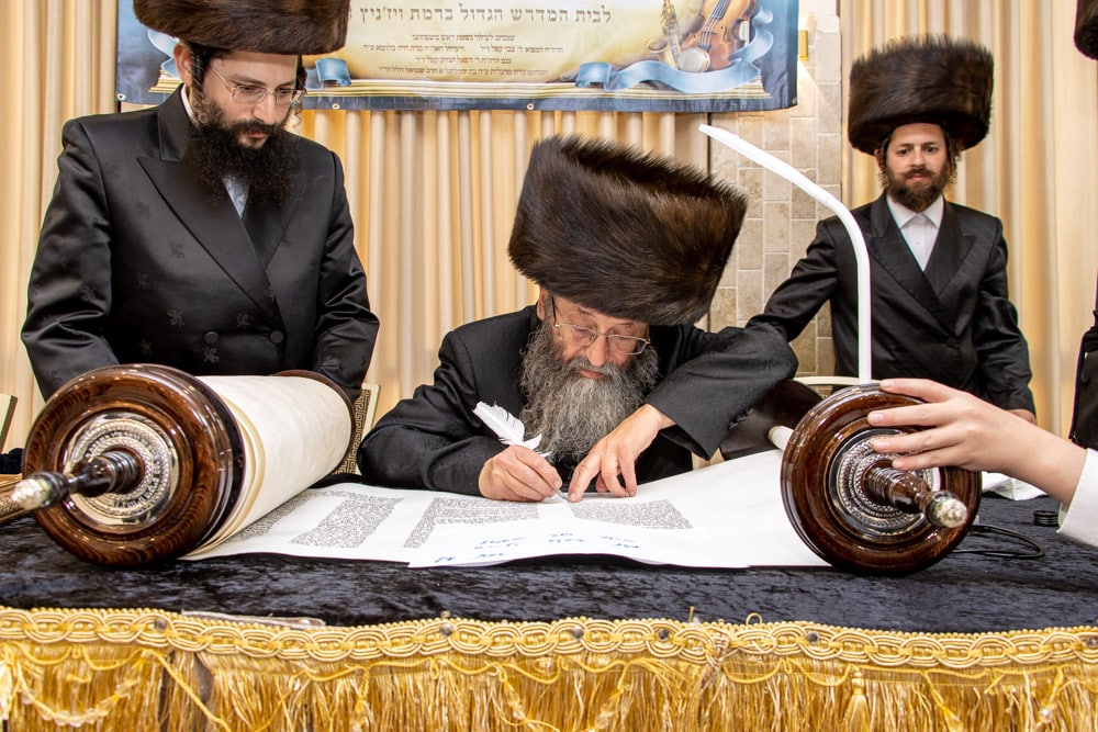 הכנסת ספר תורה לביהמ"ד הגדול ברמת ויז'ניץ • צפו: