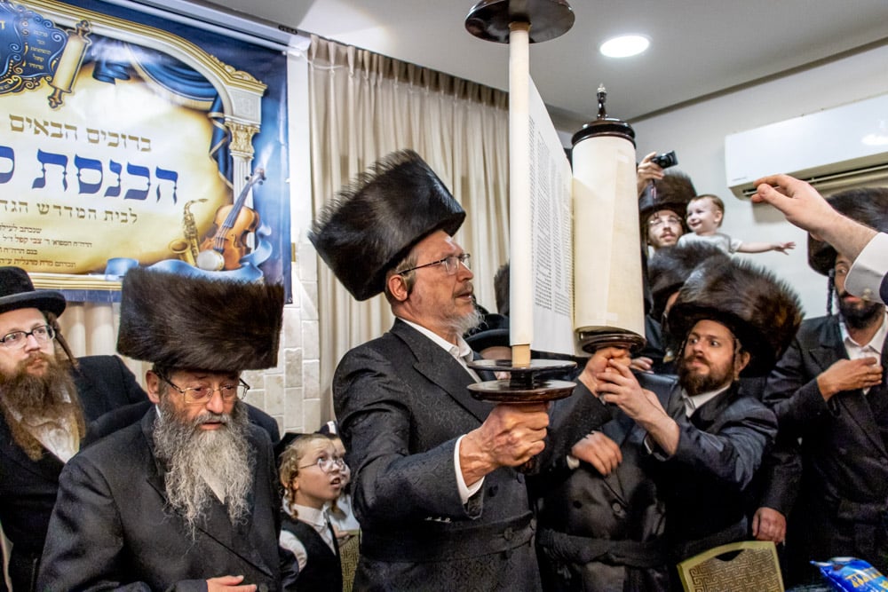 הכנסת ספר תורה לביהמ"ד הגדול ברמת ויז'ניץ • צפו: