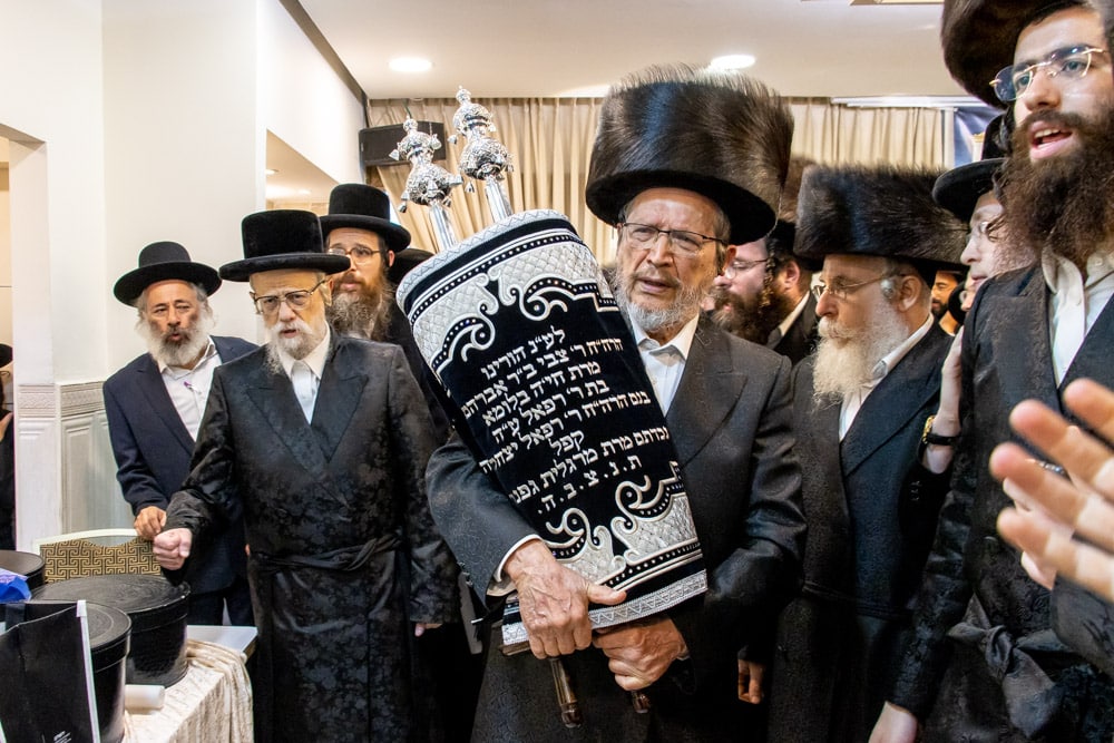 הכנסת ספר תורה לביהמ"ד הגדול ברמת ויז'ניץ • צפו: