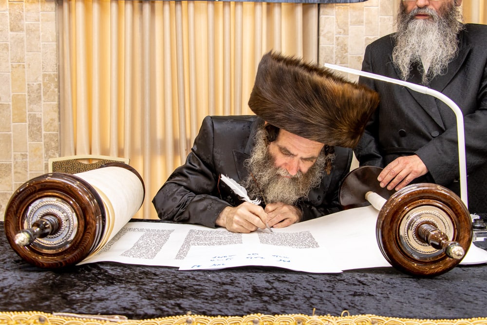 הכנסת ספר תורה לביהמ"ד הגדול ברמת ויז'ניץ • צפו: