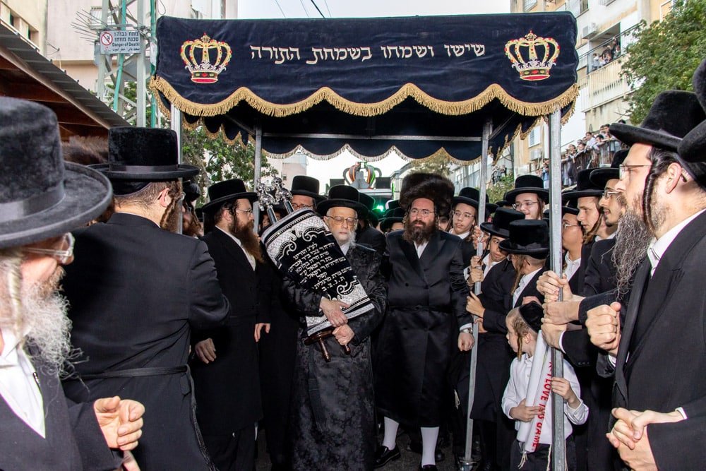 הכנסת ספר תורה לביהמ"ד הגדול ברמת ויז'ניץ • צפו: