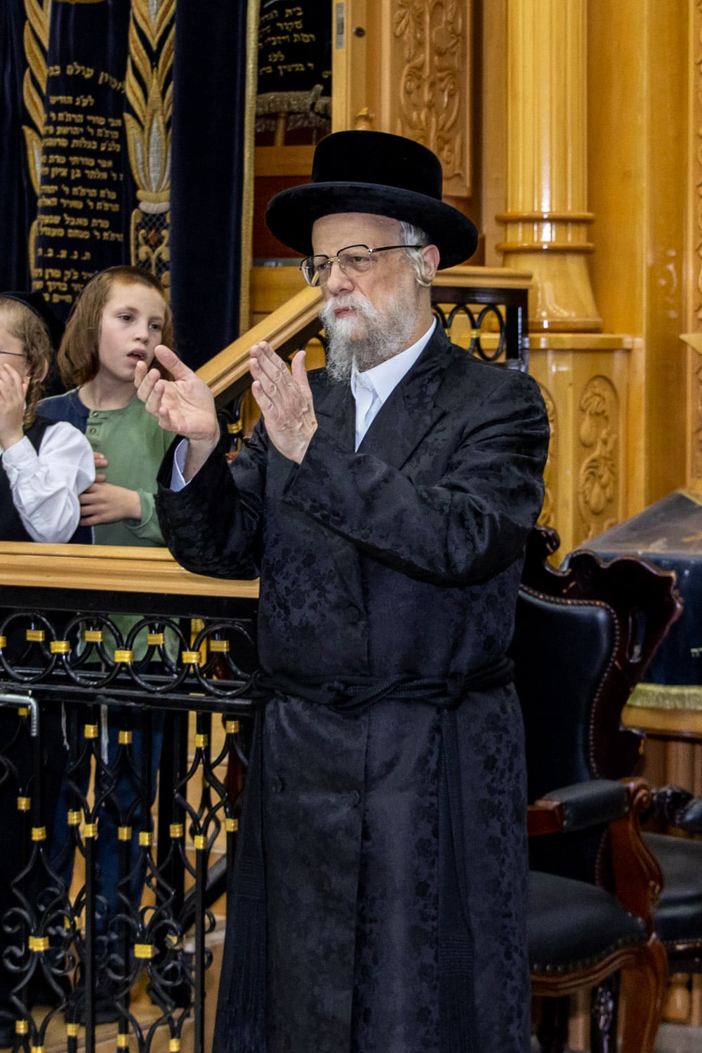 הכנסת ספר תורה לביהמ"ד הגדול ברמת ויז'ניץ • צפו: