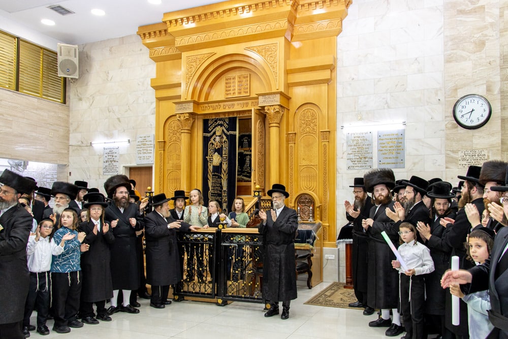 הכנסת ספר תורה לביהמ"ד הגדול ברמת ויז'ניץ • צפו: