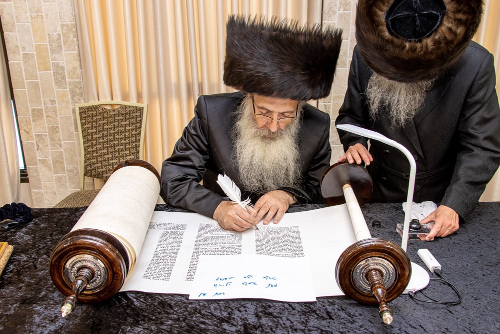 הכנסת ספר תורה לביהמ"ד הגדול ברמת ויז'ניץ • צפו: