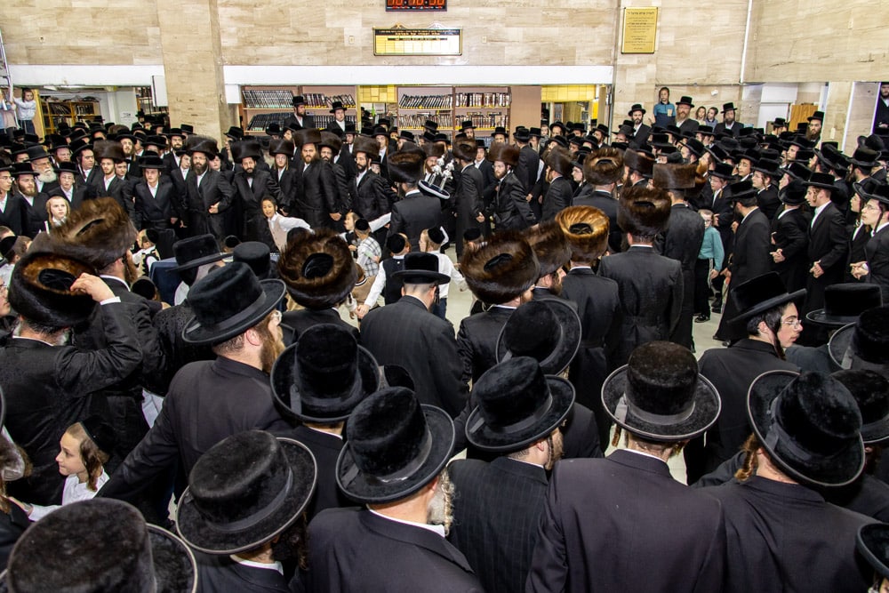 הכנסת ספר תורה לביהמ"ד הגדול ברמת ויז'ניץ • צפו: