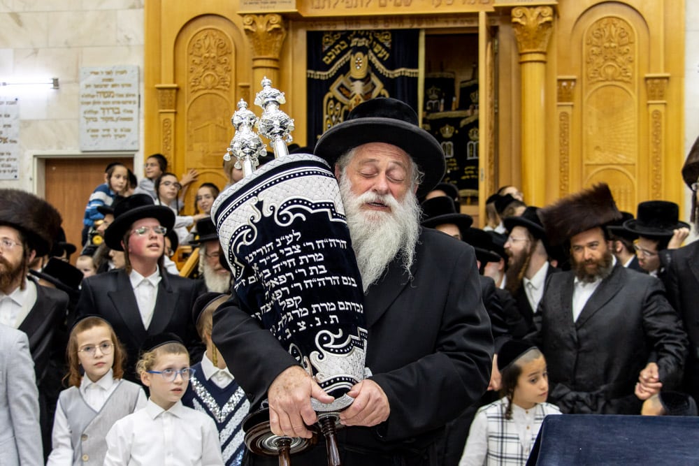 הכנסת ספר תורה לביהמ"ד הגדול ברמת ויז'ניץ • צפו: