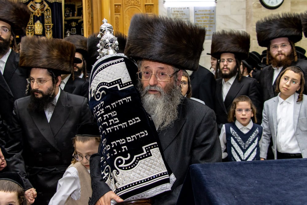 הכנסת ספר תורה לביהמ"ד הגדול ברמת ויז'ניץ • צפו: