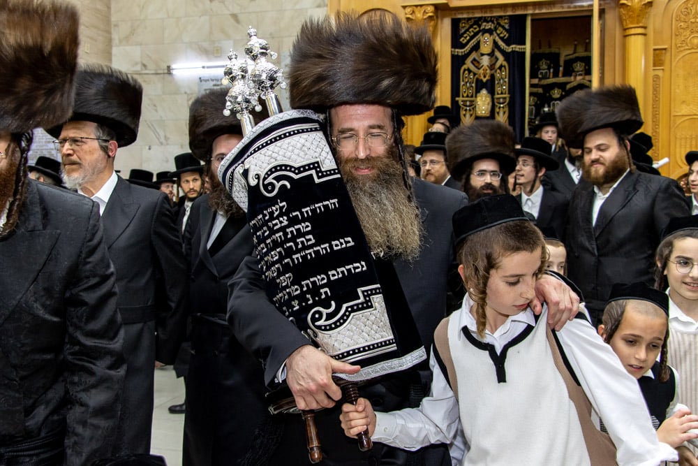 הכנסת ספר תורה לביהמ"ד הגדול ברמת ויז'ניץ • צפו: