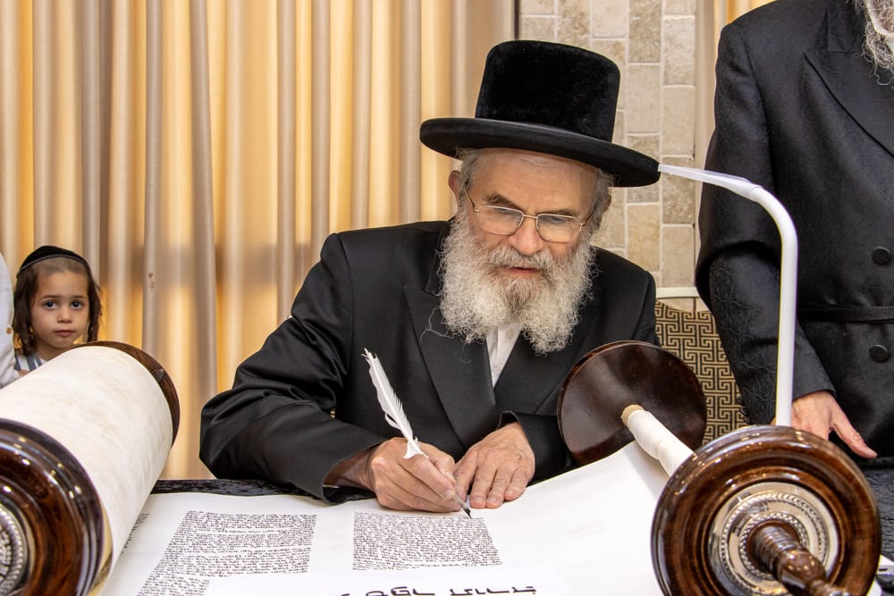 הכנסת ספר תורה לביהמ"ד הגדול ברמת ויז'ניץ • צפו: