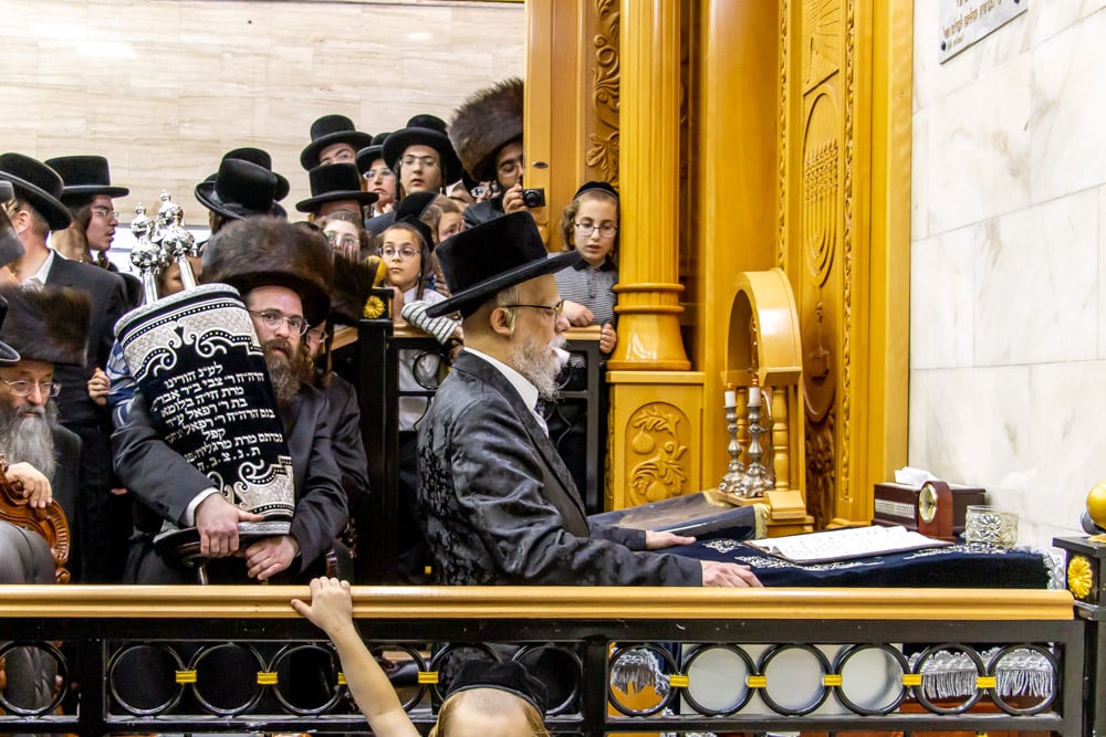 הכנסת ספר תורה לביהמ"ד הגדול ברמת ויז'ניץ • צפו: