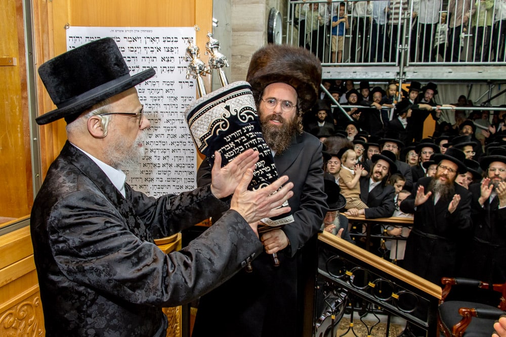 הכנסת ספר תורה לביהמ"ד הגדול ברמת ויז'ניץ • צפו: