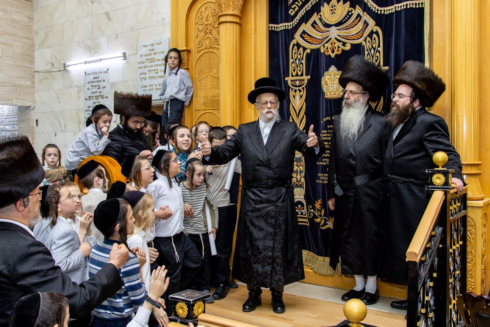 הכנסת ספר תורה לביהמ"ד הגדול ברמת ויז'ניץ • צפו: