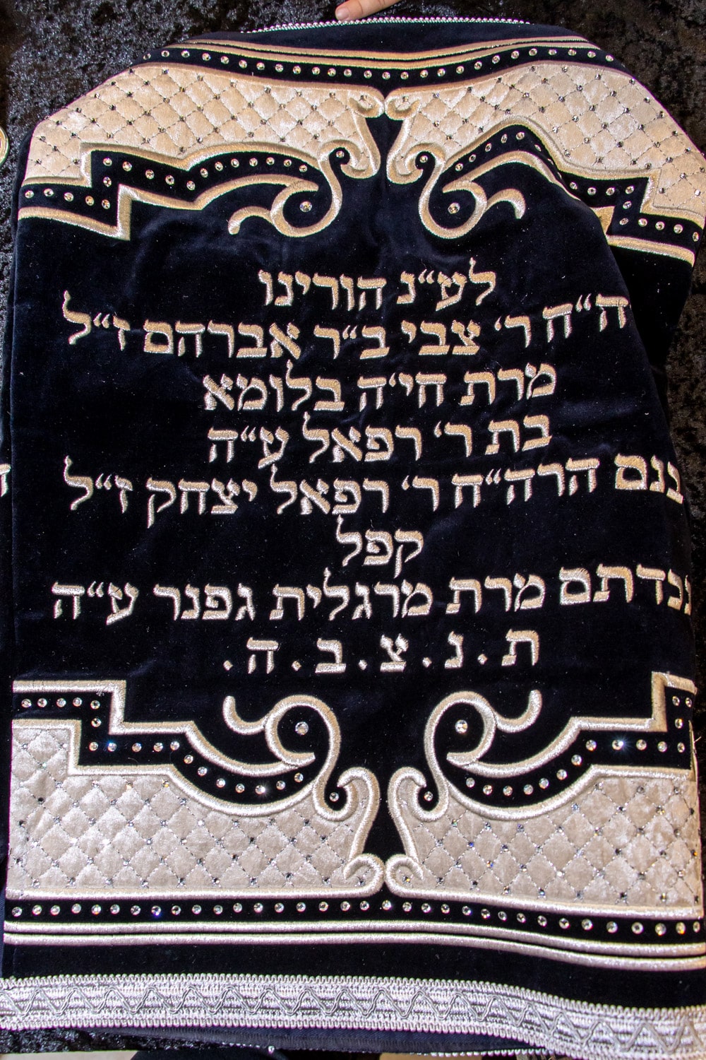 הכנסת ספר תורה לביהמ"ד הגדול ברמת ויז'ניץ • צפו: