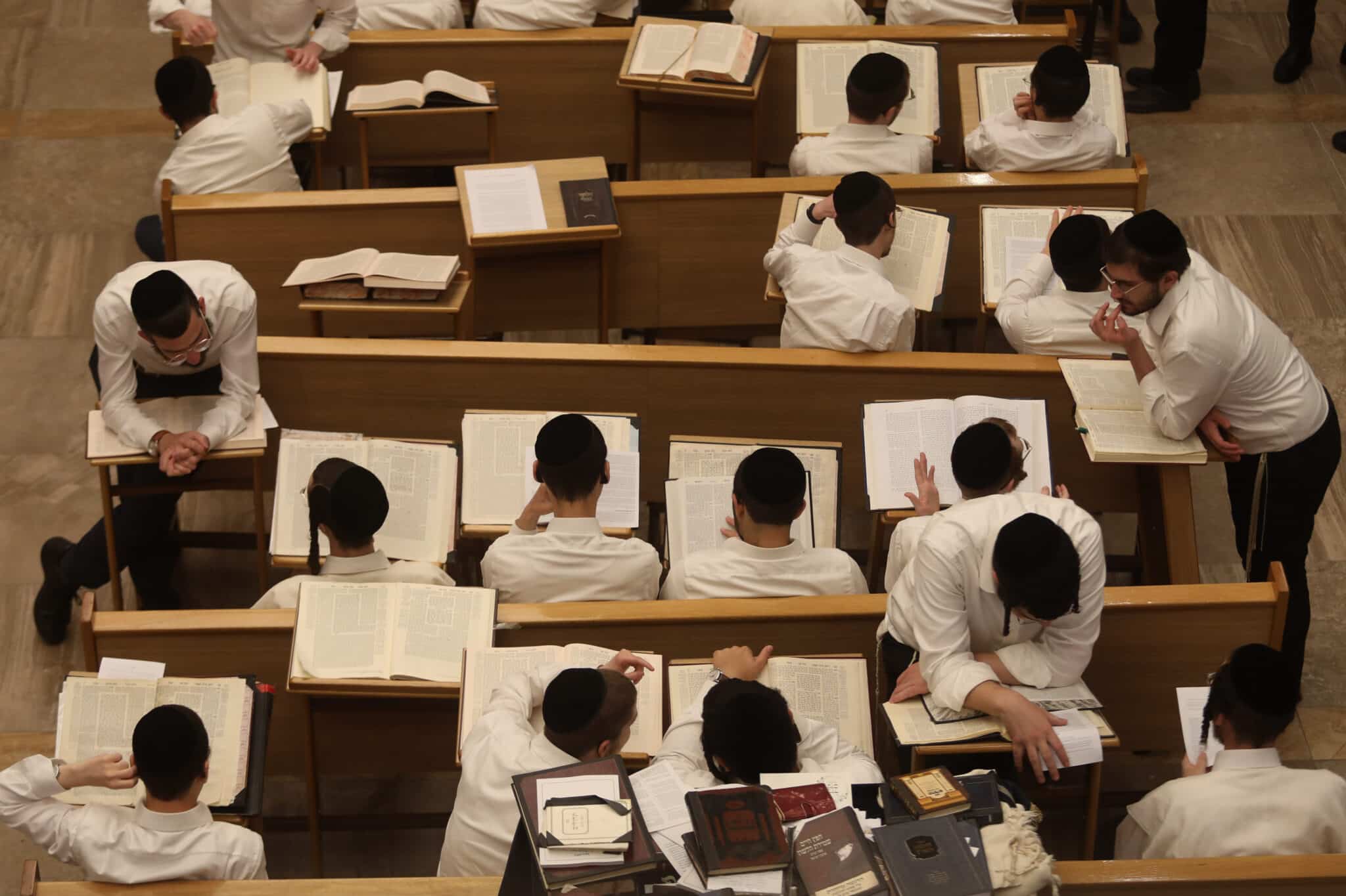 ראש ישיבת זועהיל בשיחת חיזוק בהיכל ישיבת קמניץ ראש ישיבת זועהיל בשיחת חיזוק בהיכל ישיבת קמניץ