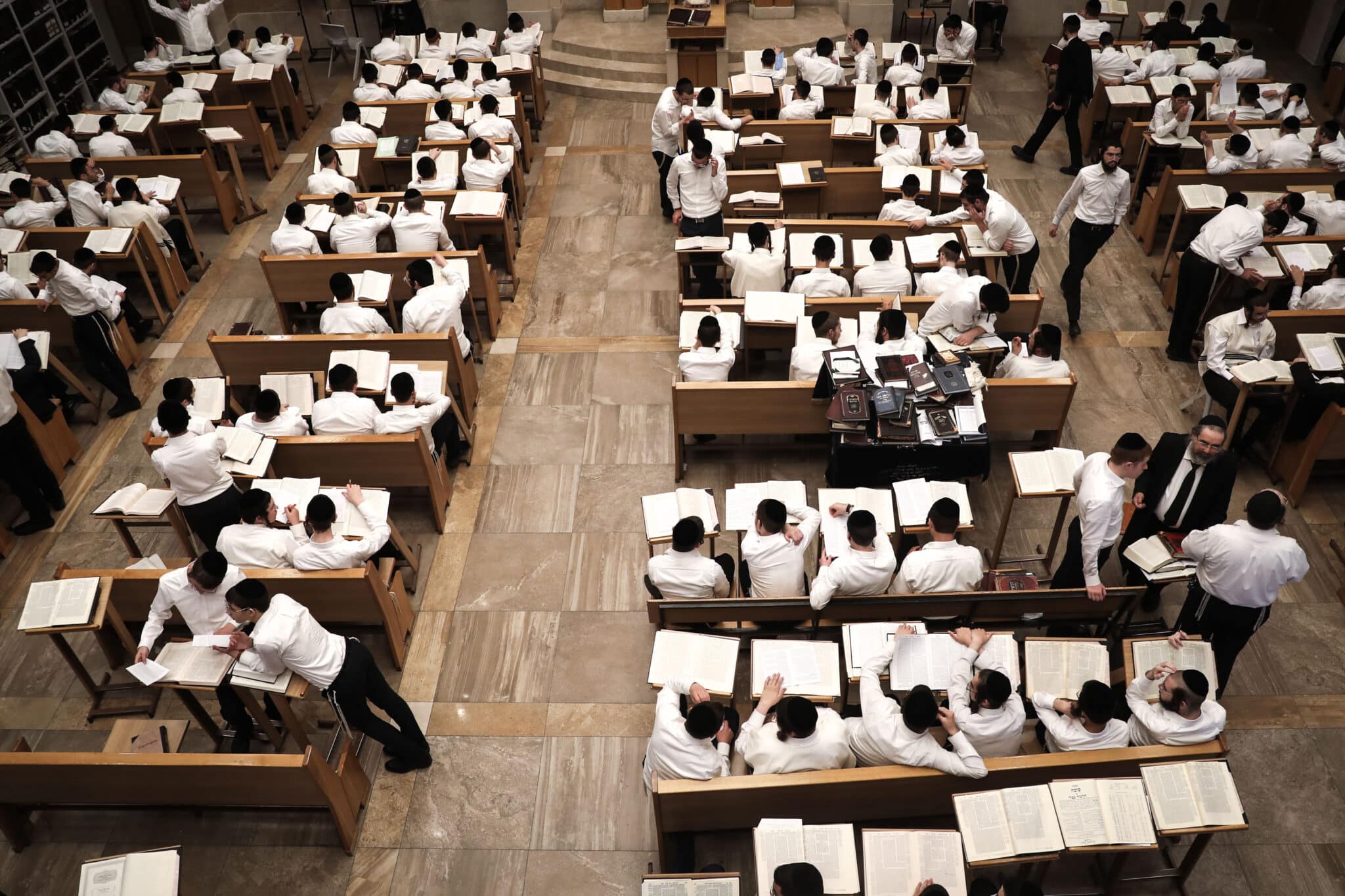 ראש ישיבת זועהיל בשיחת חיזוק בהיכל ישיבת קמניץ ראש ישיבת זועהיל בשיחת חיזוק בהיכל ישיבת קמניץ