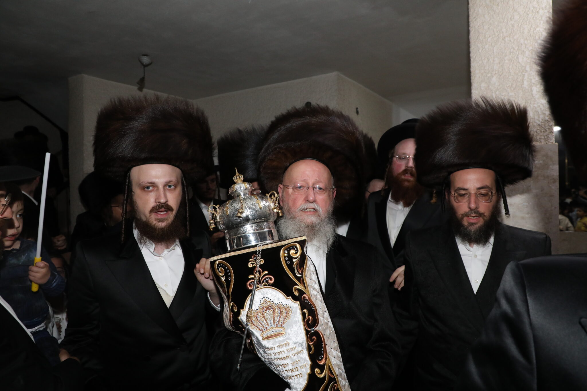 ממעמד הכנסת ספר תורה בקהילת אור המאיר דראהביטש • תיעוד