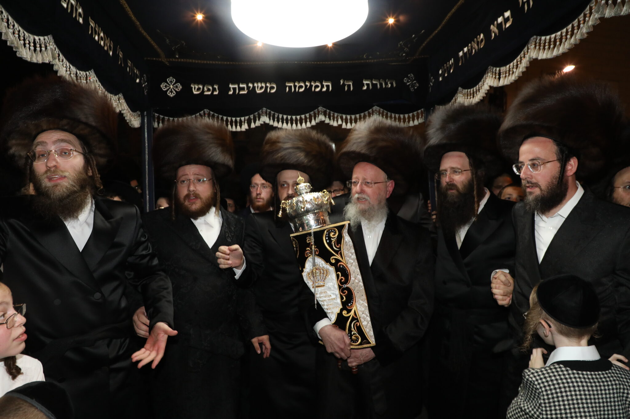 ממעמד הכנסת ספר תורה בקהילת אור המאיר דראהביטש • תיעוד