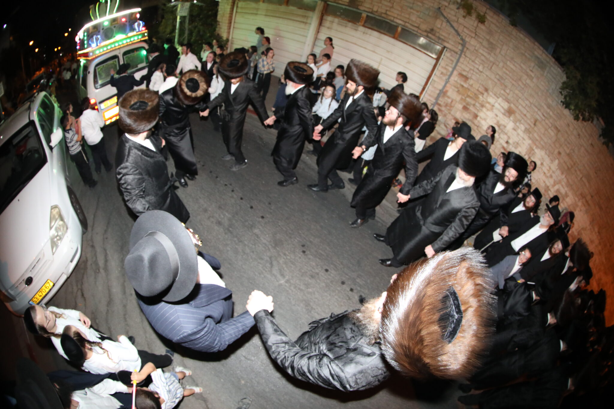 ממעמד הכנסת ספר תורה בקהילת אור המאיר דראהביטש • תיעוד