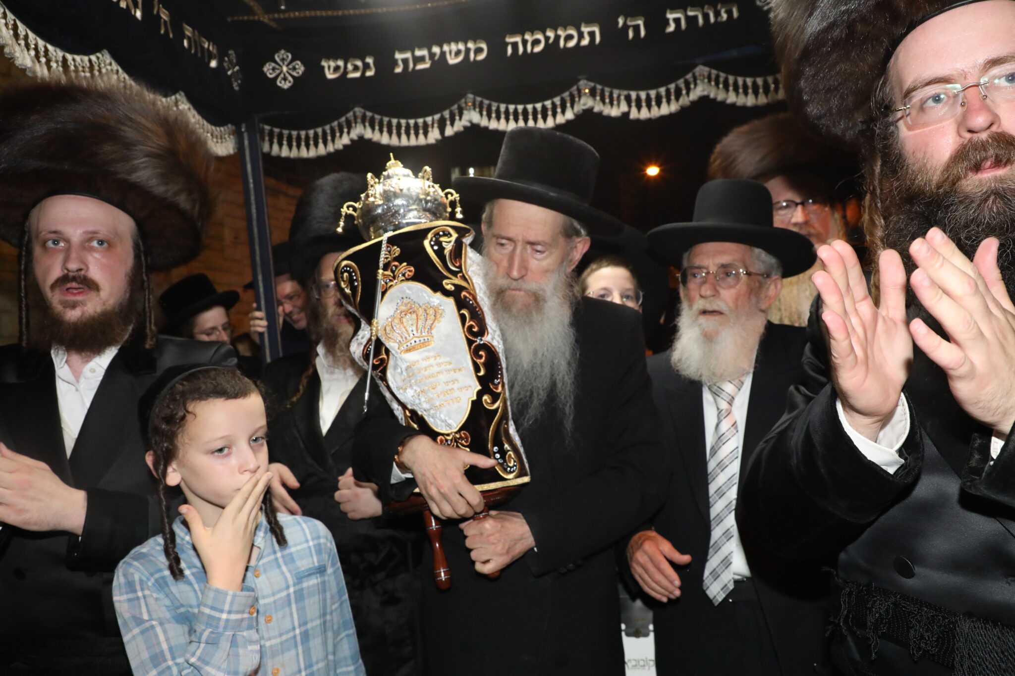 ממעמד הכנסת ספר תורה בקהילת אור המאיר דראהביטש • תיעוד