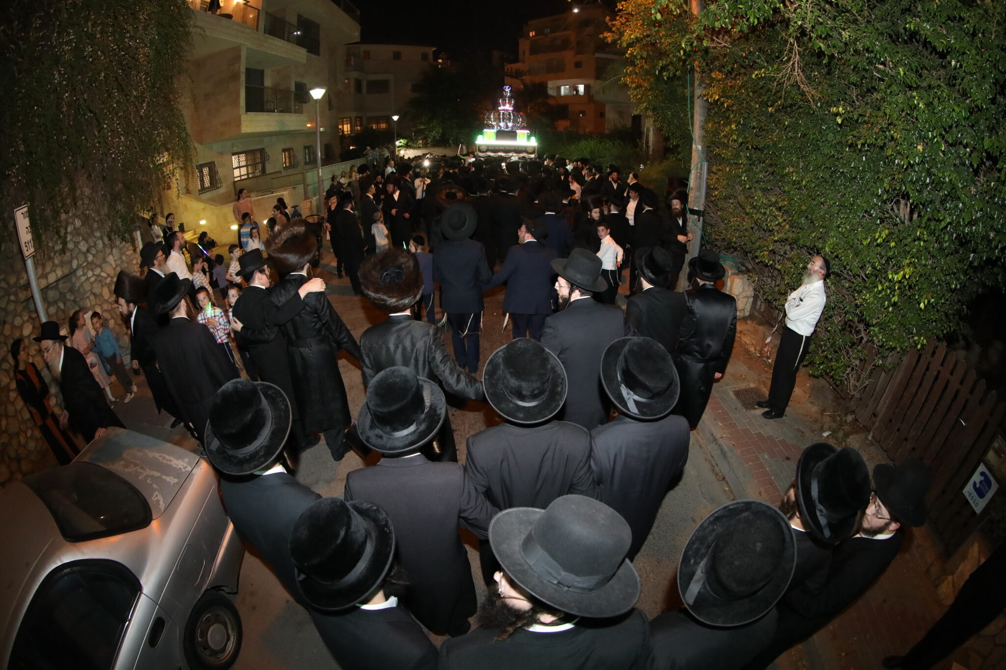 ממעמד הכנסת ספר תורה בקהילת אור המאיר דראהביטש • תיעוד