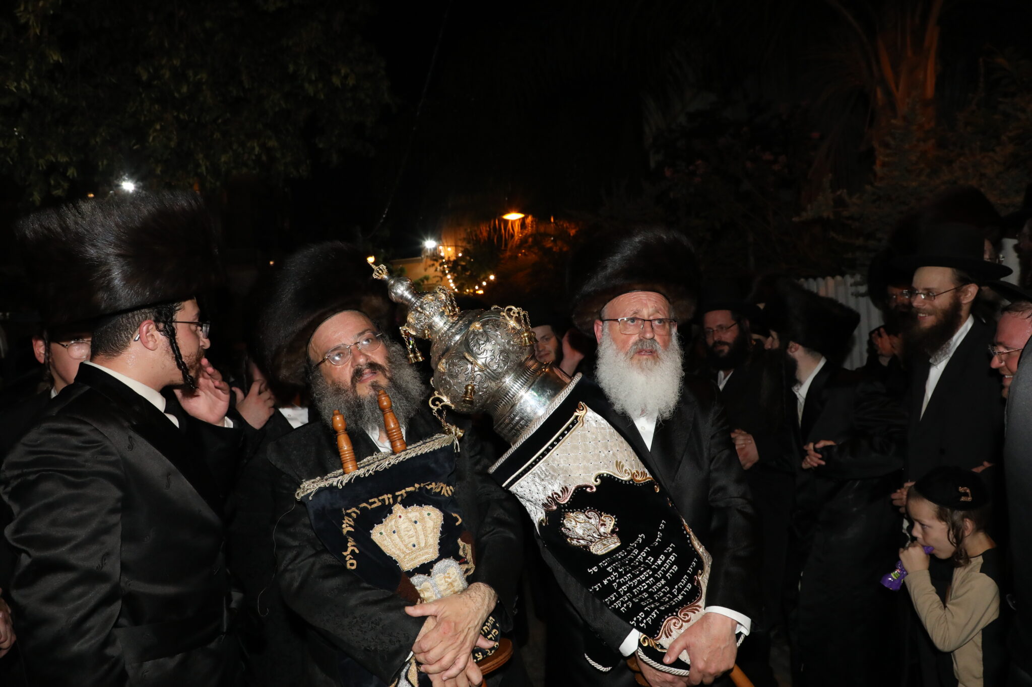 ממעמד הכנסת ספר תורה בקהילת אור המאיר דראהביטש • תיעוד