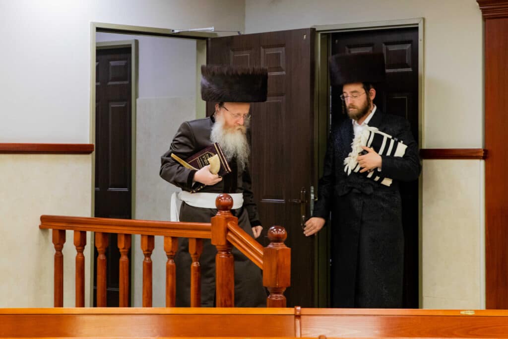 בְּמוֹצָאֵי מְנוּחָה קִדַּמְנוּךָ תְּחִלָּה • אמירת סליחות בחצה"ק קרעטשניף