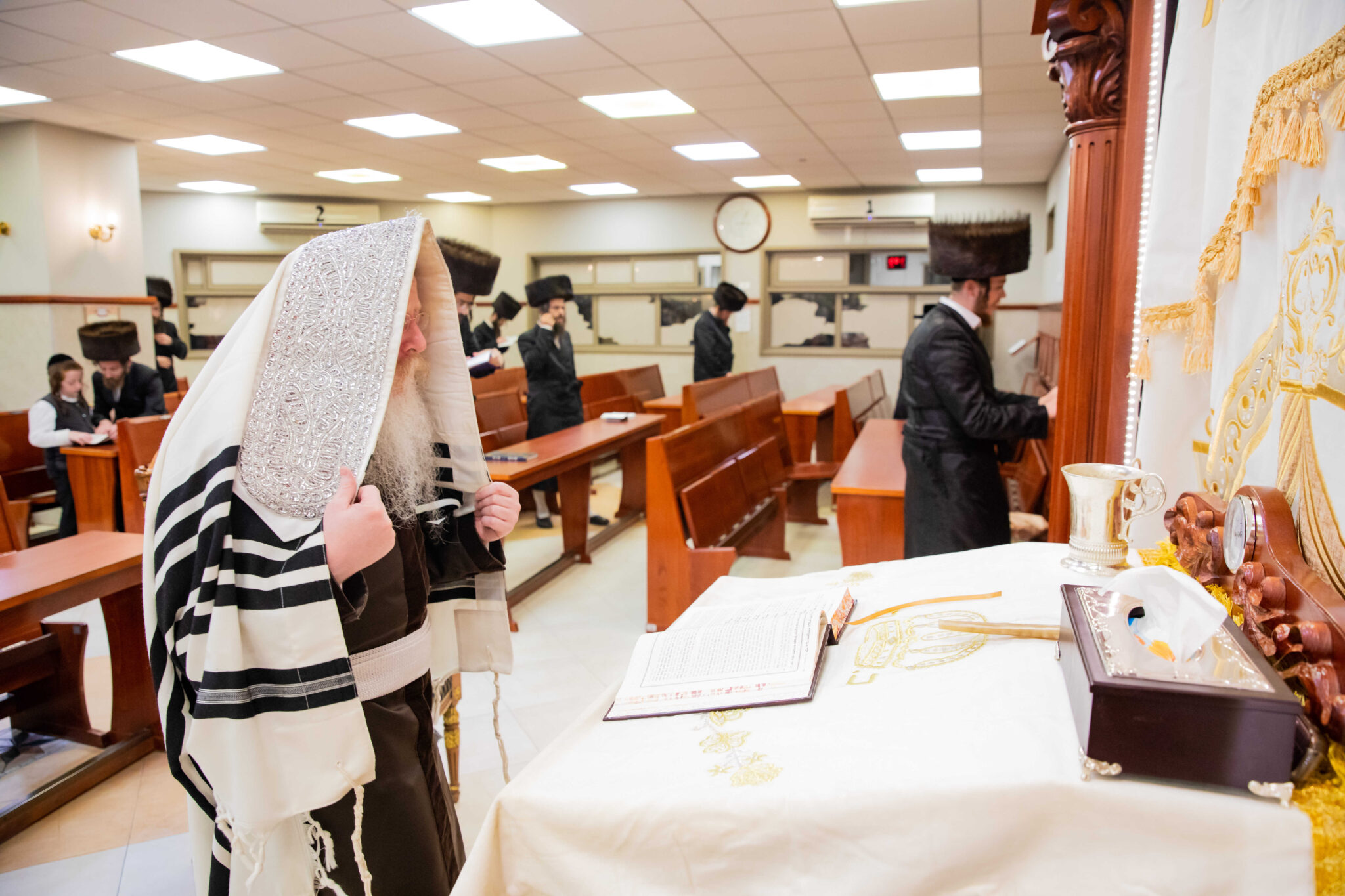 בְּמוֹצָאֵי מְנוּחָה קִדַּמְנוּךָ תְּחִלָּה • אמירת סליחות בחצה"ק קרעטשניף