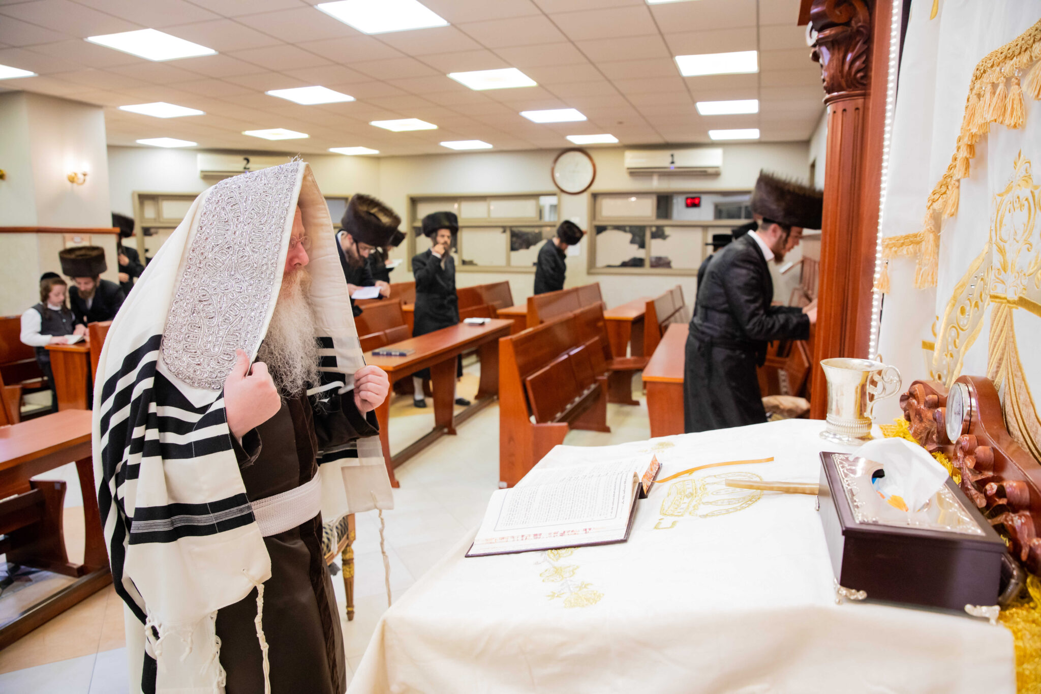 בְּמוֹצָאֵי מְנוּחָה קִדַּמְנוּךָ תְּחִלָּה • אמירת סליחות בחצה"ק קרעטשניף