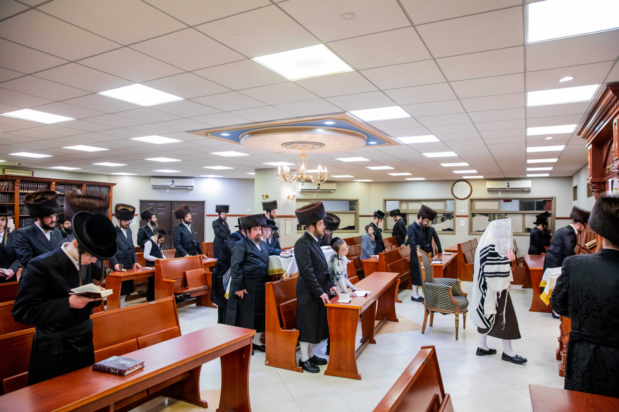 בְּמוֹצָאֵי מְנוּחָה קִדַּמְנוּךָ תְּחִלָּה • אמירת סליחות בחצה"ק קרעטשניף