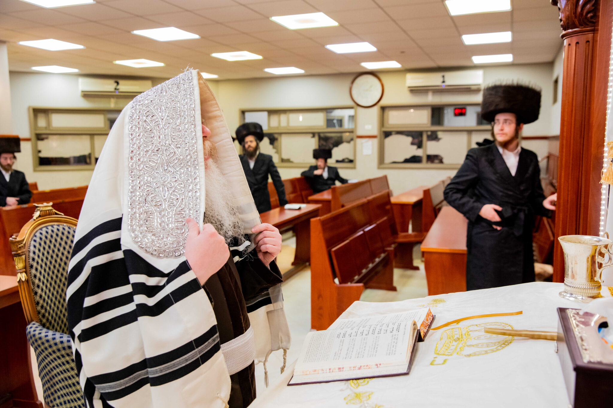 בְּמוֹצָאֵי מְנוּחָה קִדַּמְנוּךָ תְּחִלָּה • אמירת סליחות בחצה"ק קרעטשניף