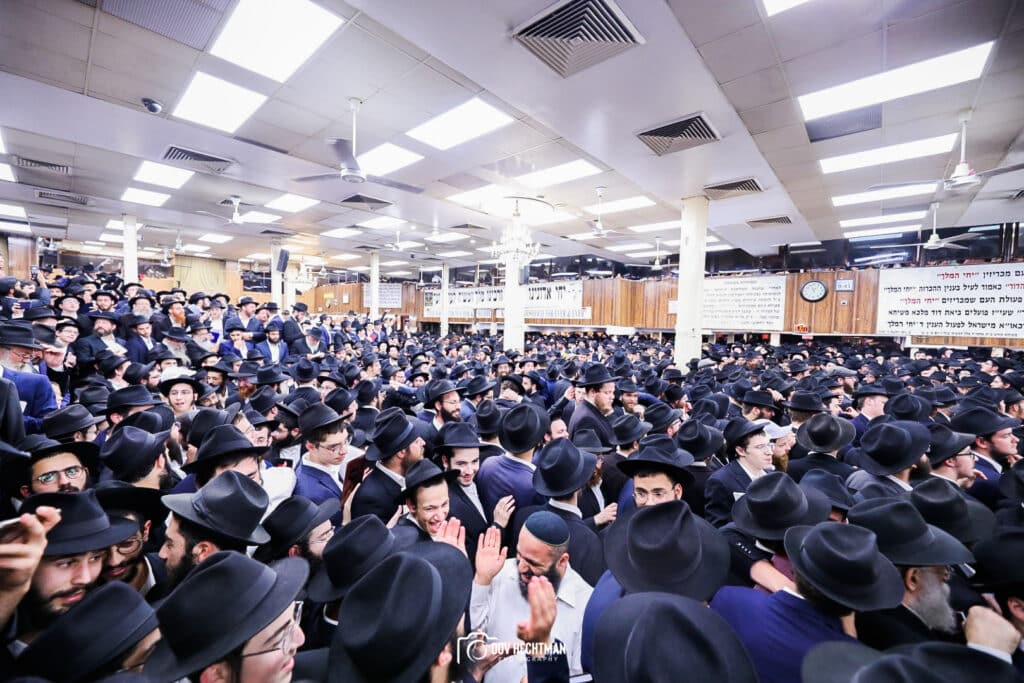 אלפי אנשים באמירת סליחות בבית מדרשו של הרבי מליובאוויטש • גלריה