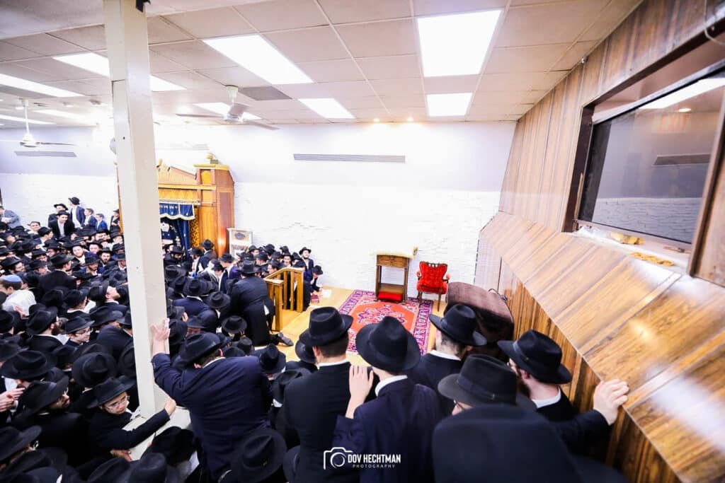 אלפי אנשים באמירת סליחות בבית מדרשו של הרבי מליובאוויטש • גלריה