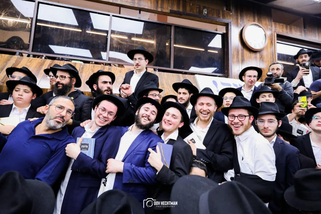 אלפי אנשים באמירת סליחות בבית מדרשו של הרבי מליובאוויטש • גלריה