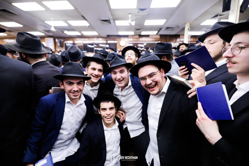 אלפי אנשים באמירת סליחות בבית מדרשו של הרבי מליובאוויטש • גלריה