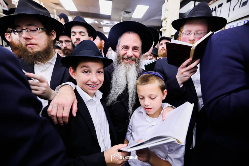 אלפי אנשים באמירת סליחות בבית מדרשו של הרבי מליובאוויטש • גלריה