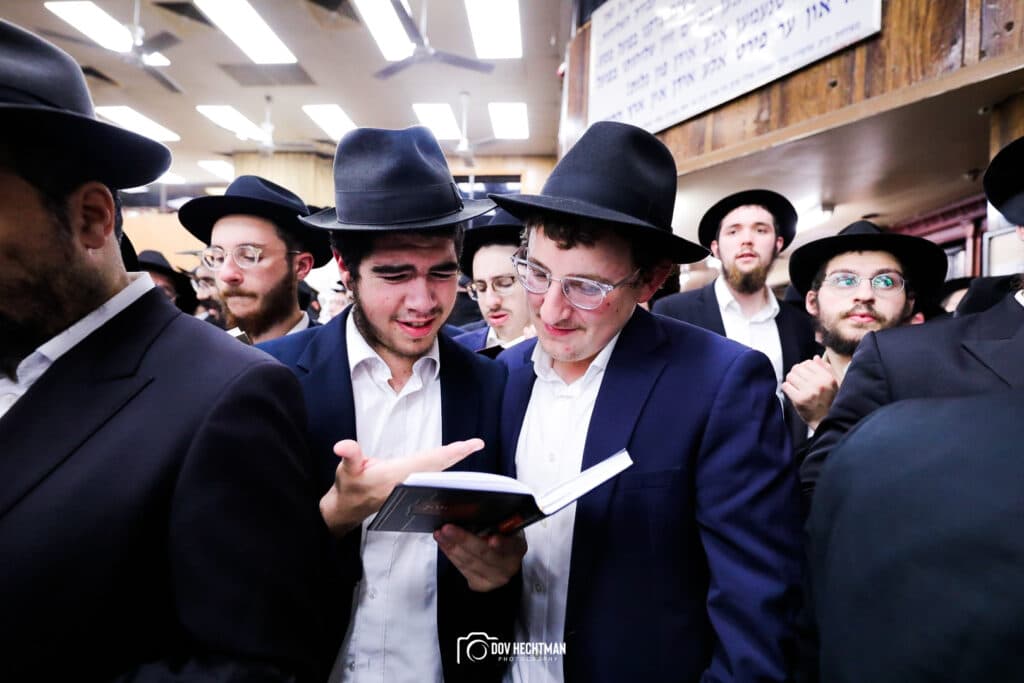 אלפי אנשים באמירת סליחות בבית מדרשו של הרבי מליובאוויטש • גלריה