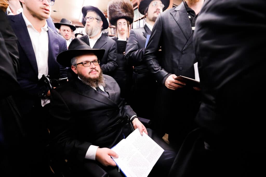 אלפי אנשים באמירת סליחות בבית מדרשו של הרבי מליובאוויטש • גלריה