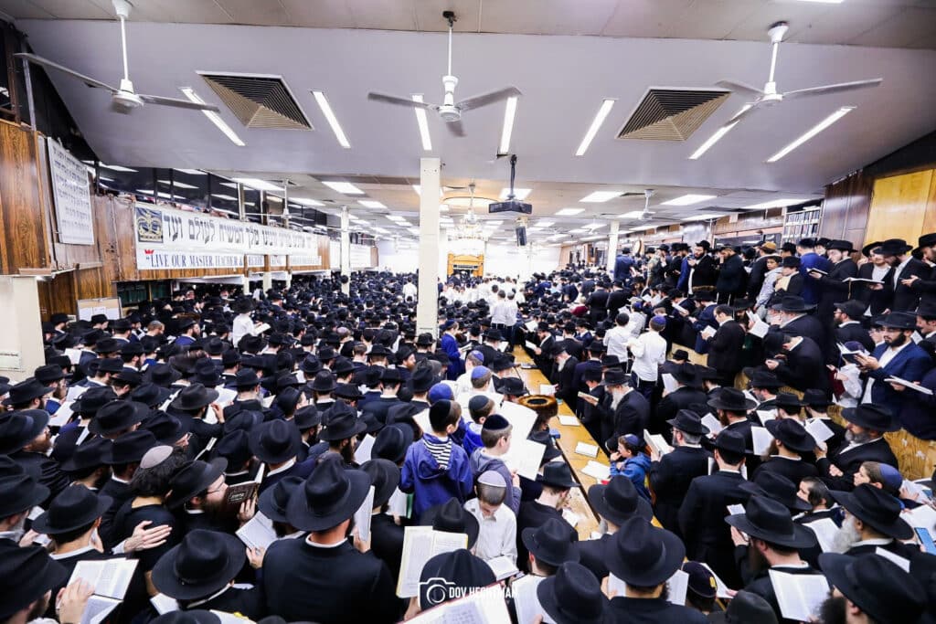 אלפי אנשים באמירת סליחות בבית מדרשו של הרבי מליובאוויטש • גלריה