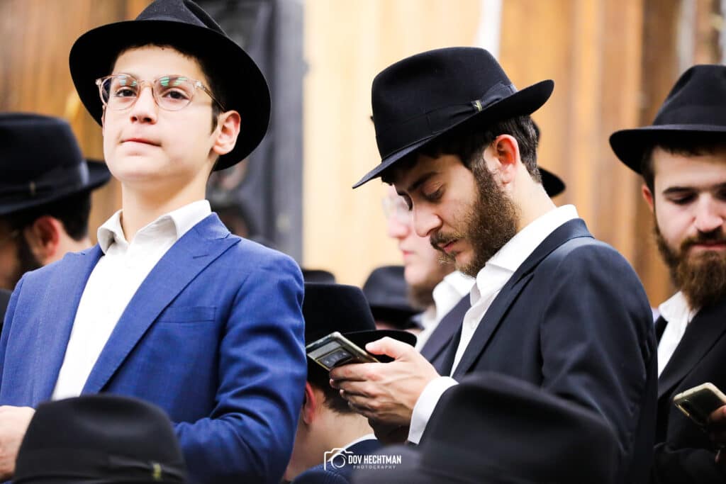 אלפי אנשים באמירת סליחות בבית מדרשו של הרבי מליובאוויטש • גלריה